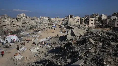 Israeli Tanks Advance into Key Gaza City Residential Area
